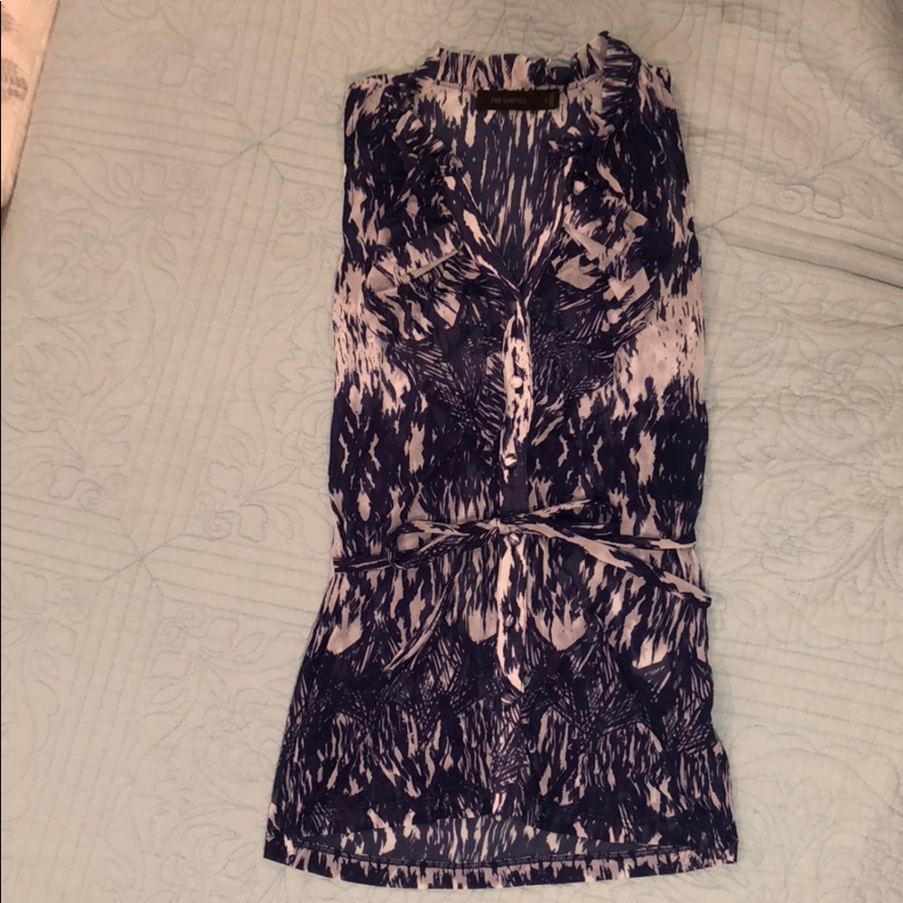 Limited sleeveless blouse